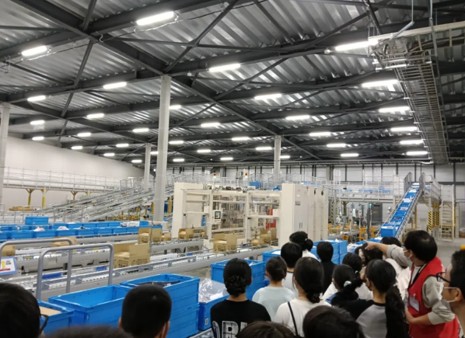 物流拠点での社会科見学